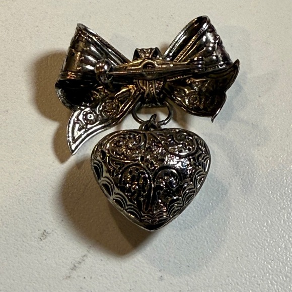 Vintage Bow Heart Dangle Brooch Dark Silver Tone Detailed Elegant Pin - Picture 2 of 3